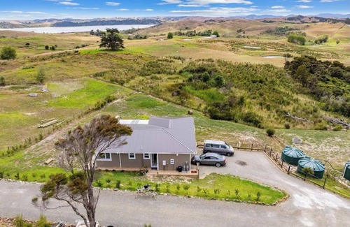 Kaiwaka House | A symphony of rural and sea views!
