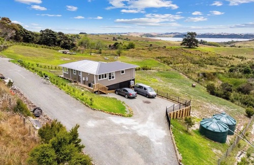 Kaiwaka House | A symphony of rural and sea views!