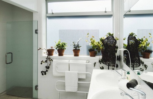 Oakura House | Absolute Beachfront Spa Pool