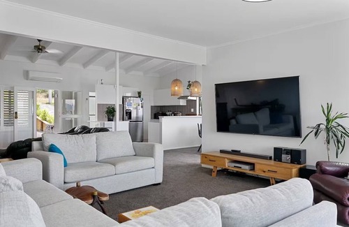 Taupo House | Acacia Bay Bach - Views, Spa & Serenity - Taupo