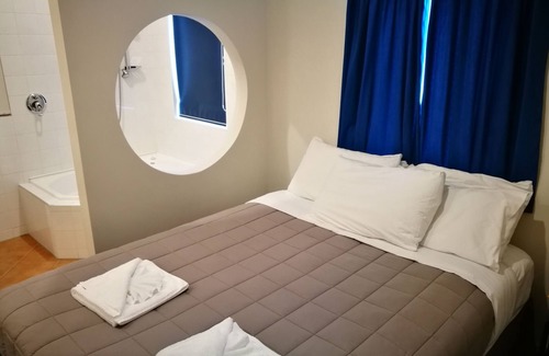 Russley Hotel | Airport Birches Motel