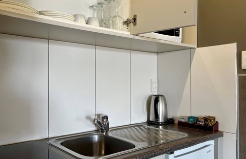 Mangere Hotel | Airport Manor Inn