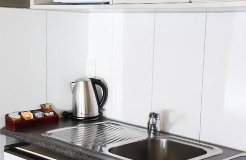 Mangere Hotel | Airport Manor Inn