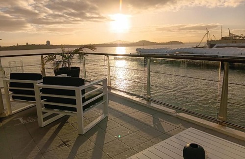 Auckland Central Business District Apartment | AKWaterview, top level, Deluxe Pearl room