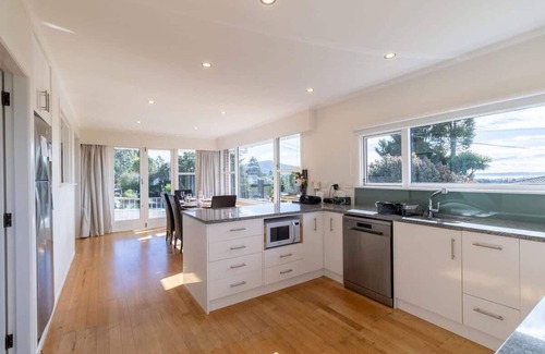 Springfield House | All Seasons Escape - Hilltop, Sleeps 10, Bikes