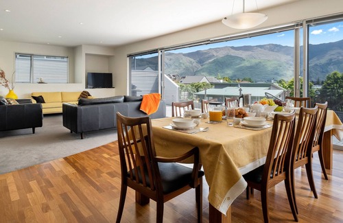 Wanaka Cottage | ALPINE ATTITUDE - WANAKA HOLIDAY HOME, family friendly in Wanaka