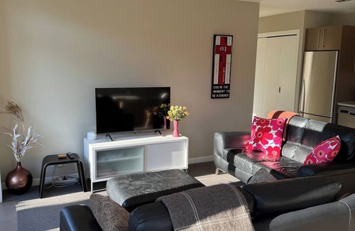 Kelvin Heights Apartment | Alpine Escape | Spa Views 2 eMTBs