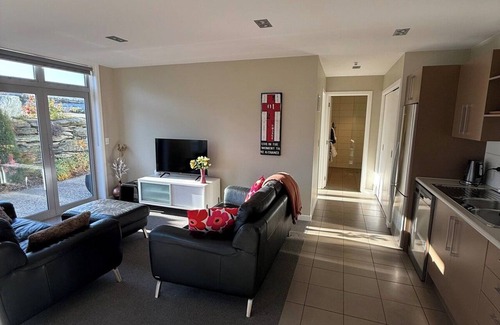 Kelvin Heights Apartment | Alpine Escape | Spa Views 2 eMTBs