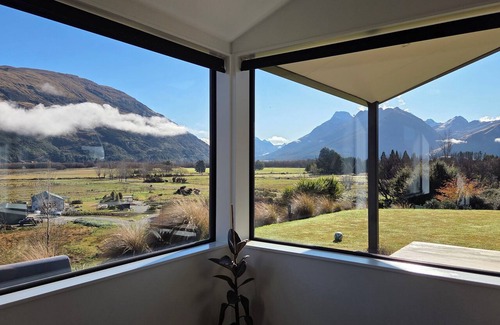 Glenorchy House | Alpine Home Escape | Hot Tub & Mountain Views | Glenorchy