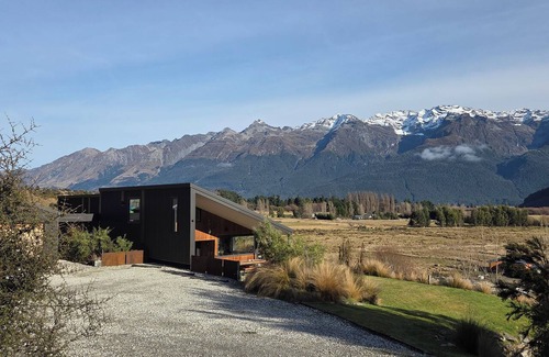 Glenorchy House | Alpine Home Escape | Hot Tub & Mountain Views | Glenorchy