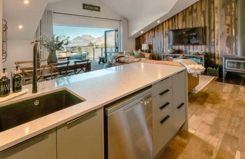 Queenstown House | Alpine Retreat - Panoramic Views & Hot Tub