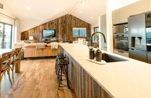 Queenstown House | Alpine Retreat - Panoramic Views & Hot Tub