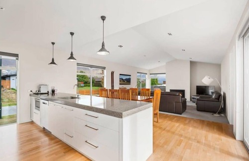 Wanaka House | Alpine Views Retreat in Wanaka - Family Friendly