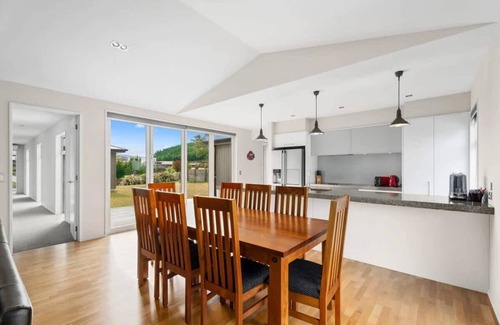 Wanaka House | Alpine Views Retreat in Wanaka - Family Friendly