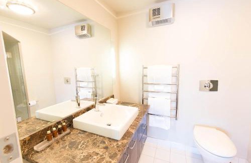 Queenstown Apartment | Alpine Village - Lake Edge Studio Apartment