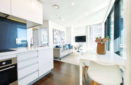Auckland Central Business District Apartment | Amazing Harbour & Sea View 2Bd & 2Bth with Aircon Near Skytower & Britomart