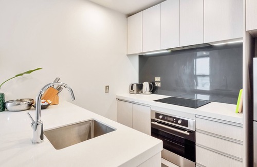 Auckland Central Business District Apartment | Amazing Harbour, Skytower & Rangitoto Views