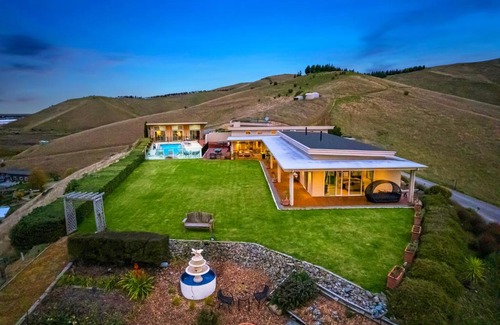 Blenheim Villa | Amazing Mountainview Luxury Villa