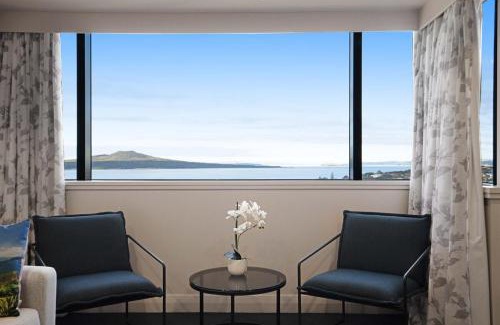 Takapuna Apartment | Amazing Ocean Views 1BR w Rooftop Pool Gym Tennis