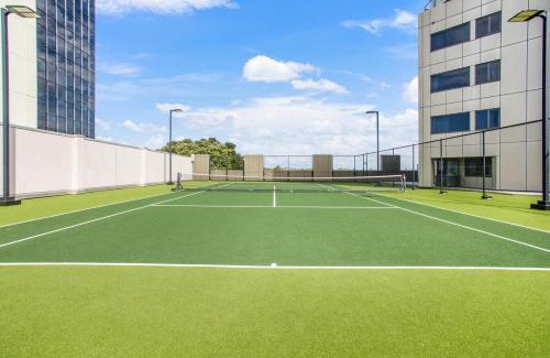 Takapuna Apartment | Amazing Ocean Views 1BR w Rooftop Pool Gym Tennis