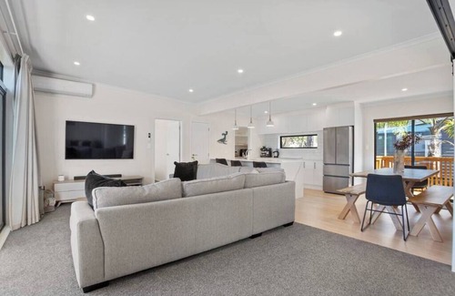 Waihi Beach House | Another on Leo! | Prime Location, 200m to Beach