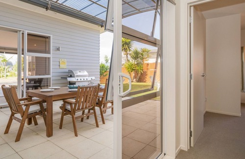 Whitianga Cottage | Aquila Views - Whitianga Holiday Home