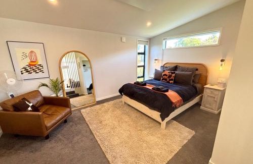 St. Clair Apartment | Architectural guest house in St Clair