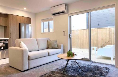 Christchurch City Centre House | Armagh Queen Bedroom Townhouse with Full Kitchen