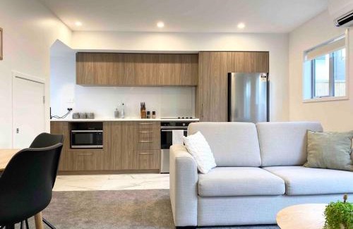 Christchurch City Centre House | Armagh Queen Bedroom Townhouse with Full Kitchen