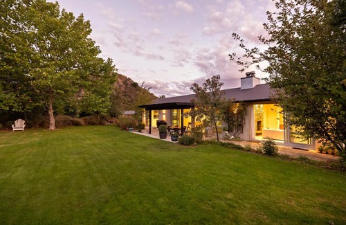 Arrowtown House | Arrowtown Home near Golf, Biking & Walking Trails