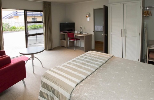 Hamilton East Hotel | Aspen Manor Motel