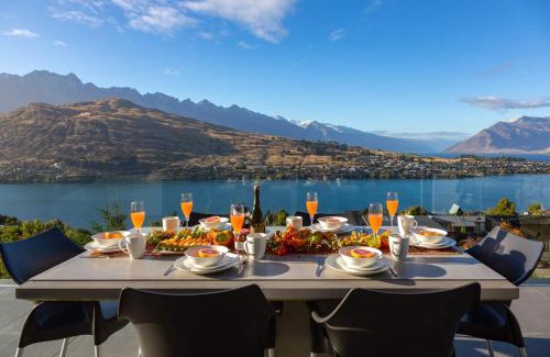 Queenstown Villa | Aurora Lodge- AC- Free Parking- Hot Tub- BBQ