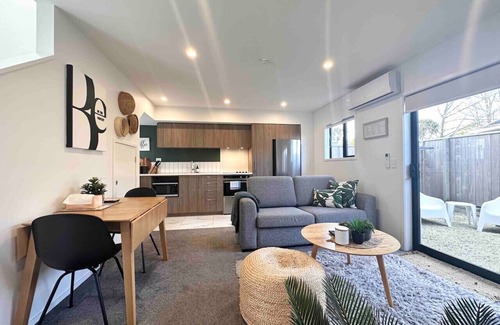 Christchurch City Centre Villa | Awesome new townhouse with KING Bed on Armagh