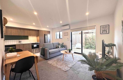 Christchurch City Centre Villa | Awesome new townhouse with KING Bed on Armagh