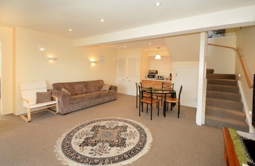 Dunedin House | Baldwin Street BNB