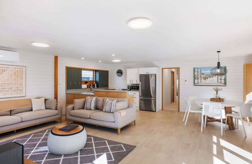 Mount Maunganui House | Barefoot Bach 3BR Spa by Five Star Focused