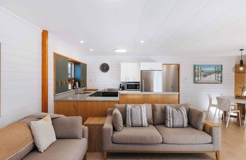 Mount Maunganui House | Barefoot Bach 3BR Spa by Five Star Focused