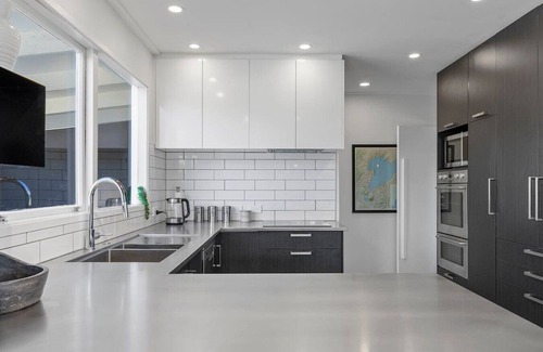 Two Mile Bay House | Bayview Modern, Stunning views & Hot Tub