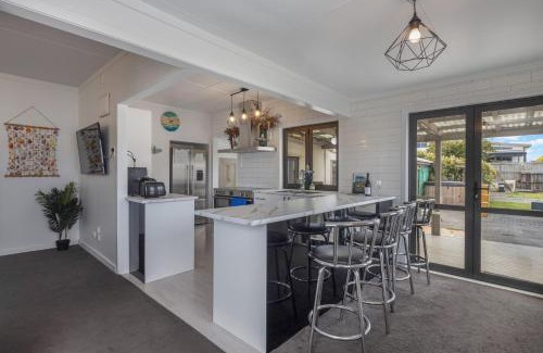 One Tree Point House | Beach 100m walk Hot Tub Water sports Games room