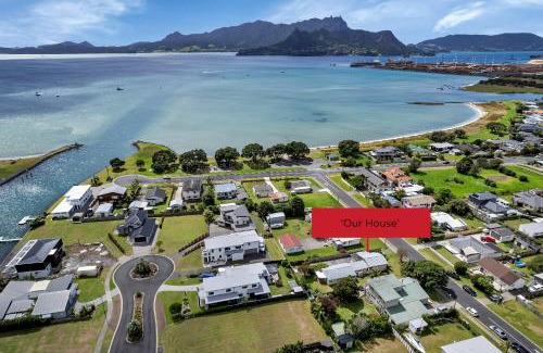 One Tree Point House | Beach 100m walk Hot Tub Water sports Games room