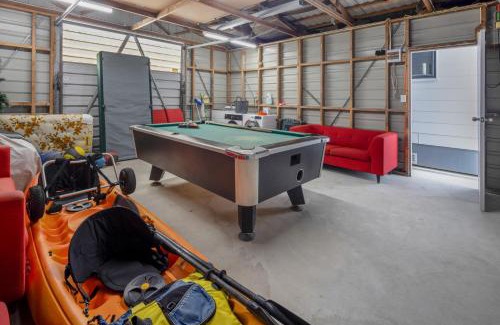 One Tree Point House | Beach escape! Hot tub, games room, pet friendly