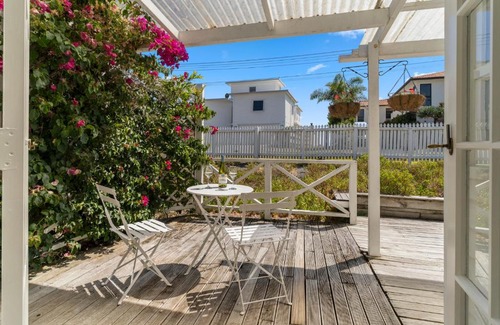 Papamoa Beach House | Beachcomber Bungalow - Papamoa Beach Holiday Home