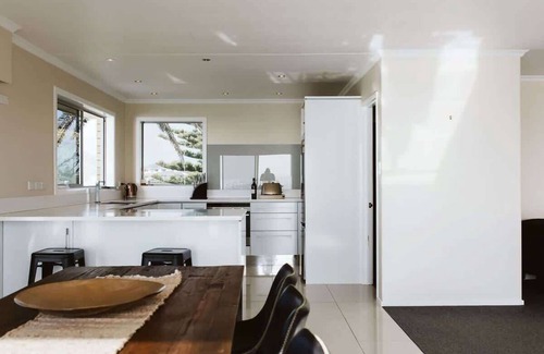 Bell Block Apartment | Beachfront Apartment with Ocean Views