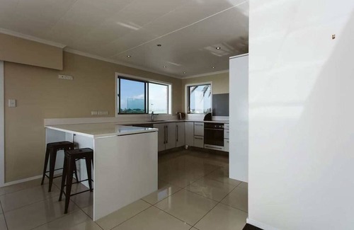 Bell Block Apartment | Beachfront Apartment with Ocean Views