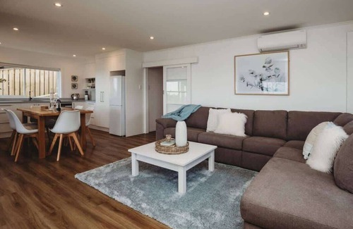 Bell Block Apartment | Beachfront Apartment with Stunning Views