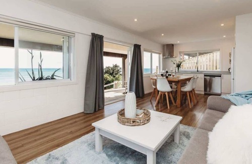Bell Block Apartment | Beachfront Apartment with Stunning Views
