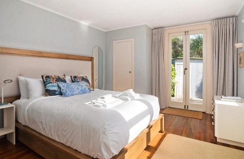 Wainui House | Beachfront Kiwi bach with direct beach access