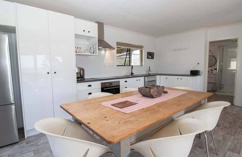 Oakura House | Beachside Aqua Vista Bach Oakura