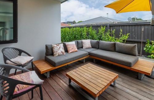 New Brighton Apartment | Beachside Townhouse with Courtyard & Garage