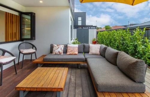 New Brighton Apartment | Beachside Townhouse with Courtyard & Garage